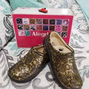 Skulls and roses Alegria clogs